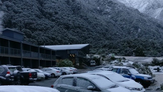 Tuyết cũng bao phủ tại khách sạn Hermitage vào sáng chủ nhật.